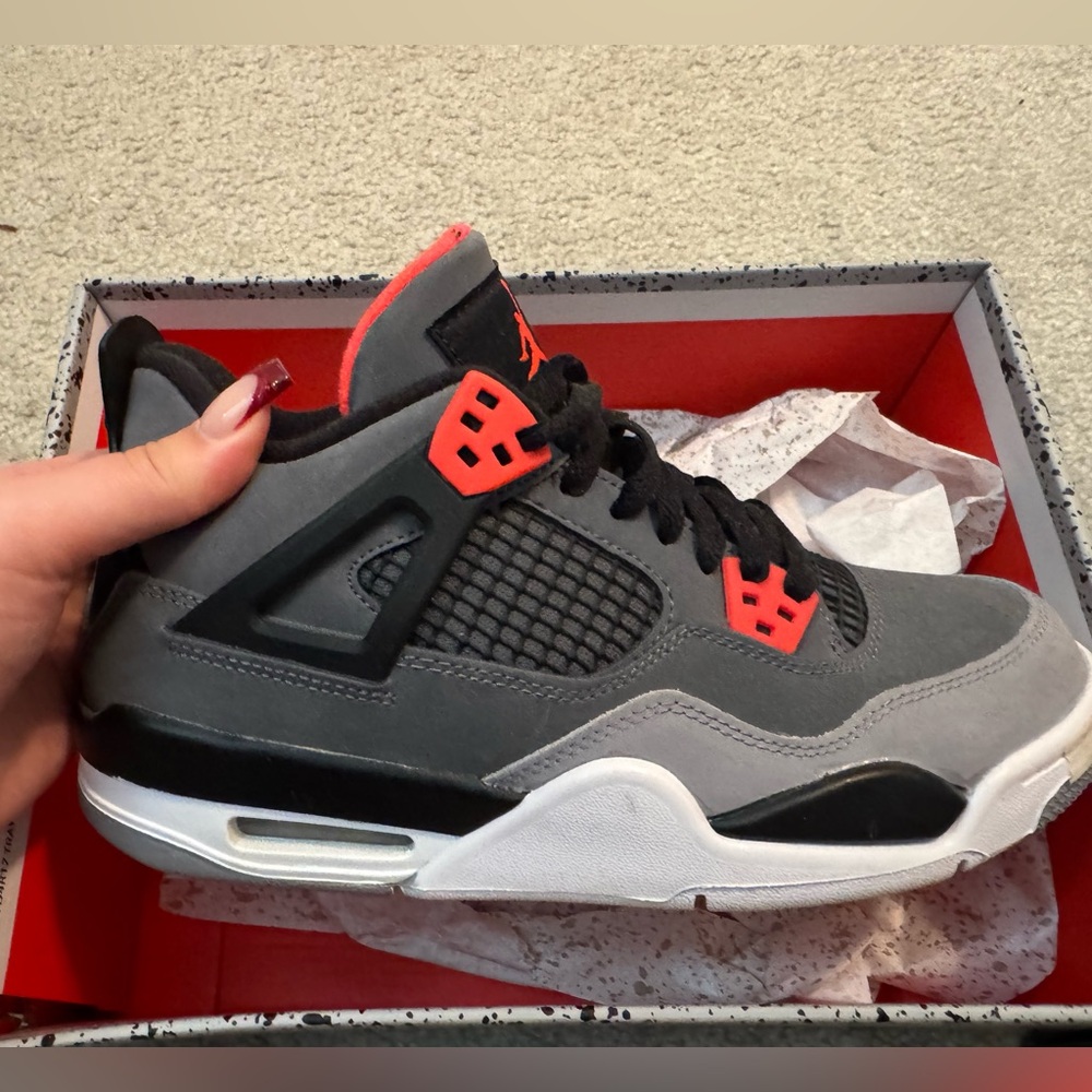 6.5 Youth - Women’s 8 
Jordan Dark grey/infrared 23 black